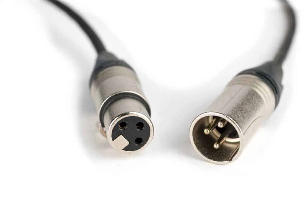 Mating male and female automotive connectors with sealed interface